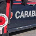 Fuori strada sulla Marecchiese: Fiat 500L travolge una recinzione a Secchiano
