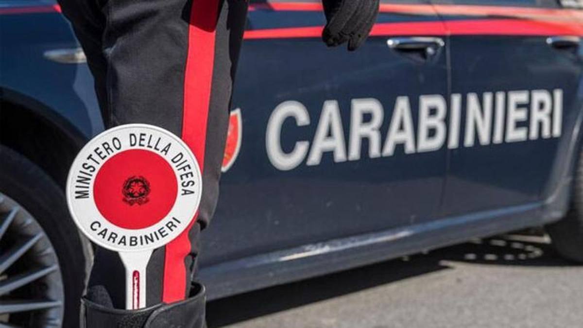 Fuori strada sulla Marecchiese: Fiat 500L travolge una recinzione a Secchiano
