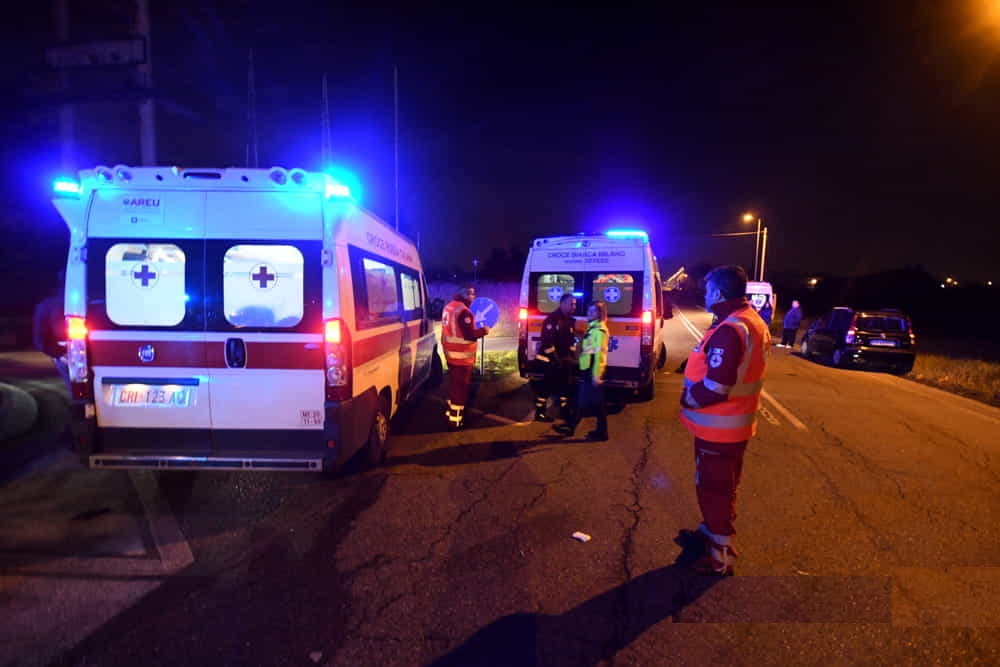 Violento impatto notturno nel Cesenate: tre feriti estratti dalle lamiere