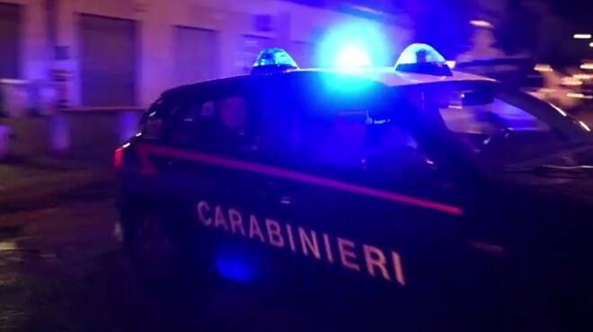 Rimini, appicca un rogo alla siepe del vicino: la frustrazione di un 65enne finisce in denuncia
