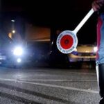 Chiede aiuto alla cugina dopo il controllo stradale, ma finiscono entrambi denunciati per guida in stato di ebbrezza