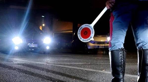 Chiede aiuto alla cugina dopo il controllo stradale, ma finiscono entrambi denunciati per guida in stato di ebbrezza