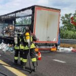 A14 paralizzata: incendio su un autoarticolato carico di detersivi