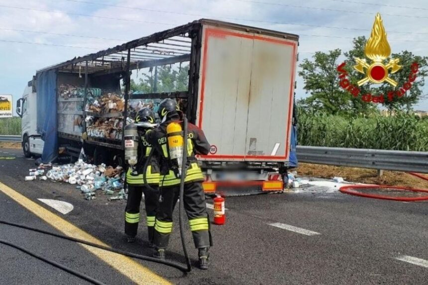 A14 paralizzata: incendio su un autoarticolato carico di detersivi