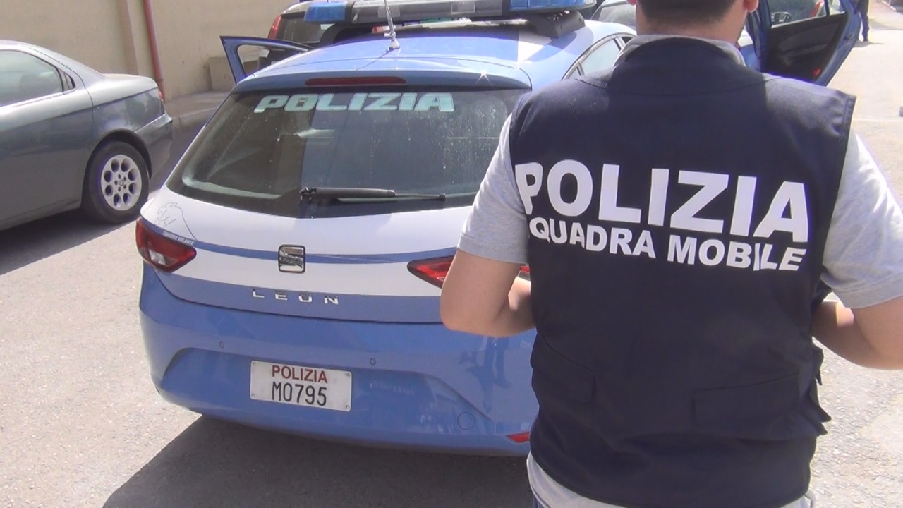 Auto di lusso sottratte con bonifici fantasma: scacco matto a due truffatori seriali