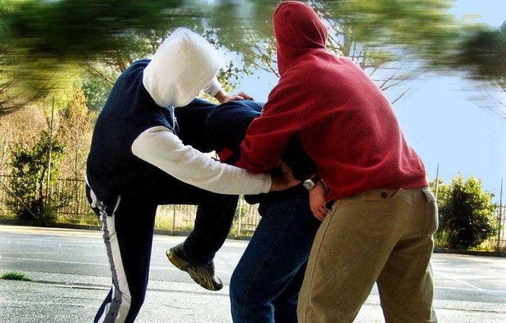 Violenza tra studenti a Rimini: sedicenne circondato e picchiato dal branco