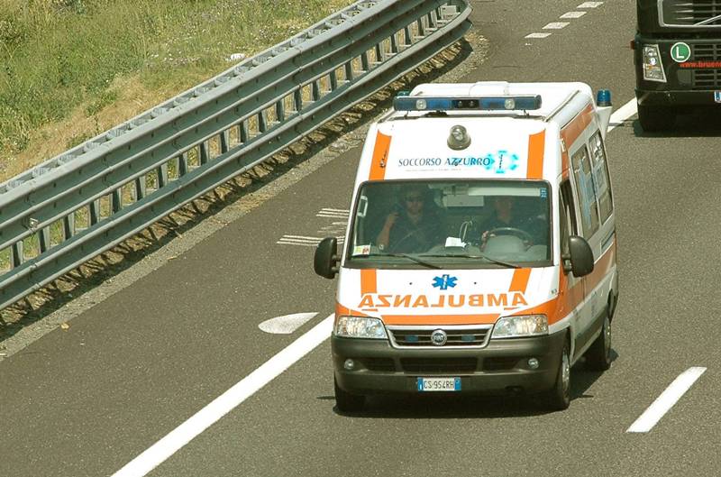 Fatale impatto sulla E45: agente della Digos perde la vita durante il servizio di scorta