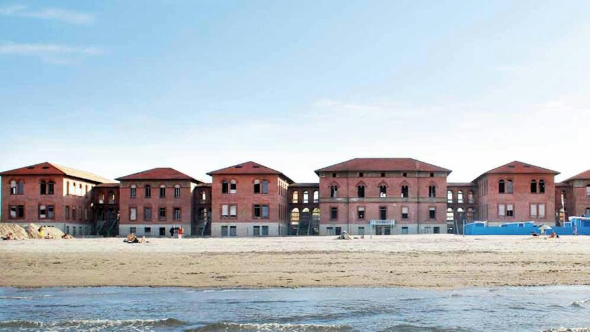 Miramare: ignoti in fuga dopo un incendio nell’ex colonia Bolognese