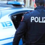 Rapina in pieno giorno: tenta la fuga in autobus ma finisce in manette