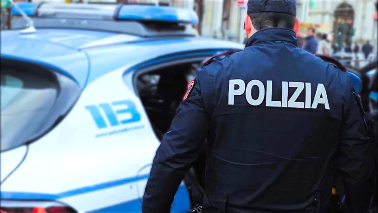Rapina in pieno giorno: tenta la fuga in autobus ma finisce in manette
