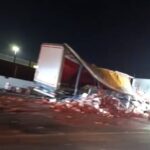 A14 paralizzata: tir si schianta e semina migliaia di barattoli sull’asfalto