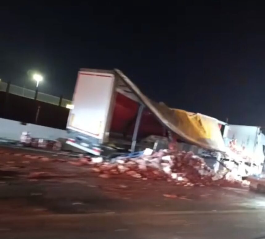 A14 paralizzata: tir si schianta e semina migliaia di barattoli sull’asfalto