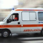 Paura a Coriano: Volvo si ribalta vicino a un dirupo