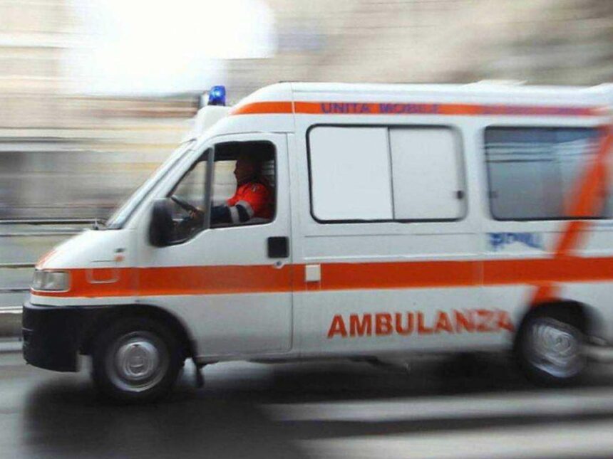 Paura a Coriano: Volvo si ribalta vicino a un dirupo