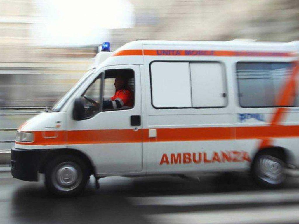 Paura a Coriano: Volvo si ribalta vicino a un dirupo