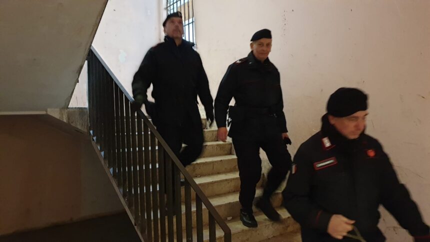 Blitz dei carabinieri in un hotel dismesso: un arresto e una denuncia