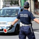 Incidente in via Melucci: ciclista travolta da un camioncino, è grave