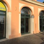 Inseguimento notturno a Rimini: veicolo si schianta contro l’ufficio postale