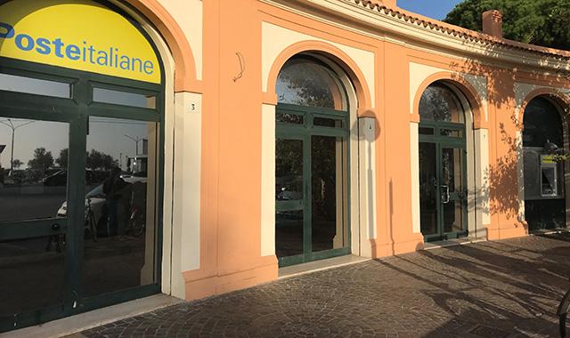 Inseguimento notturno a Rimini: veicolo si schianta contro l’ufficio postale