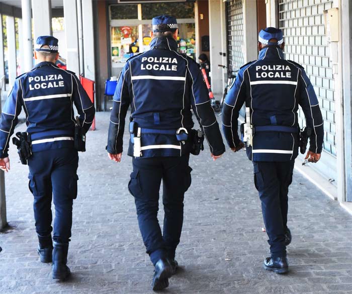 Rimini, poliziotti locali nel mirino: indagini su otto agenti per abusi e falsi verbali