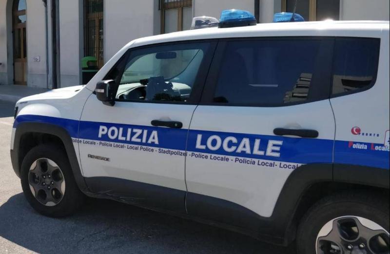 Rimini, ruba una bici elettrica e travolge un passante: finisce in manette