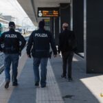 Bloccato con droga e banconote false: arrestato un cinquantenne alla stazione di Rimini
