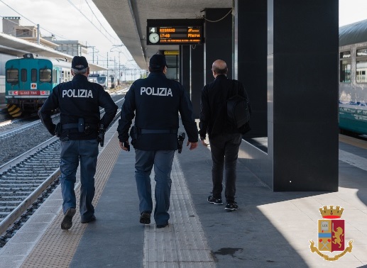 Bloccato con droga e banconote false: arrestato un cinquantenne alla stazione di Rimini