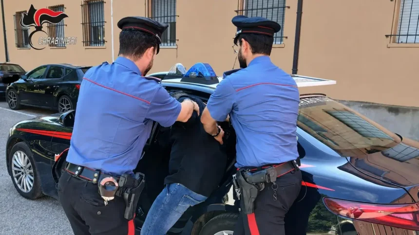 Rimini, due agenti fuori servizio sventano una rapina: arrestato 38enne